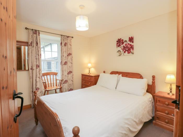 Riverside Cottage No 3 in Keswick, Cumbria. Off-road parking, in a National Park, pet-friendly, 3bed