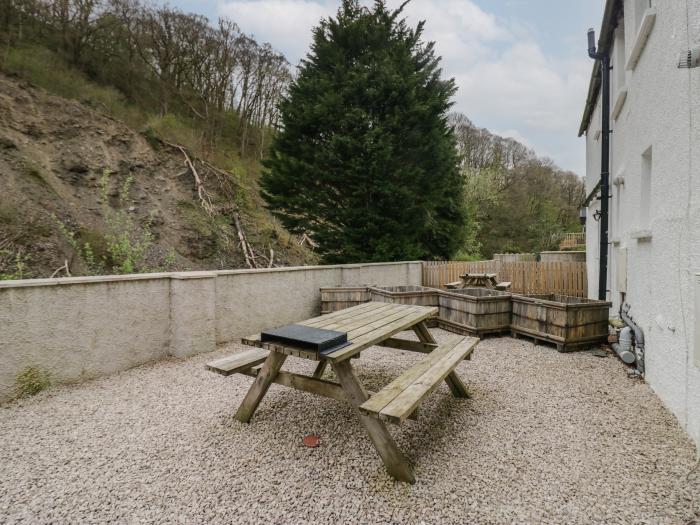 Riverside Cottage No 3 in Keswick, Cumbria. Off-road parking, in a National Park, pet-friendly, 3bed