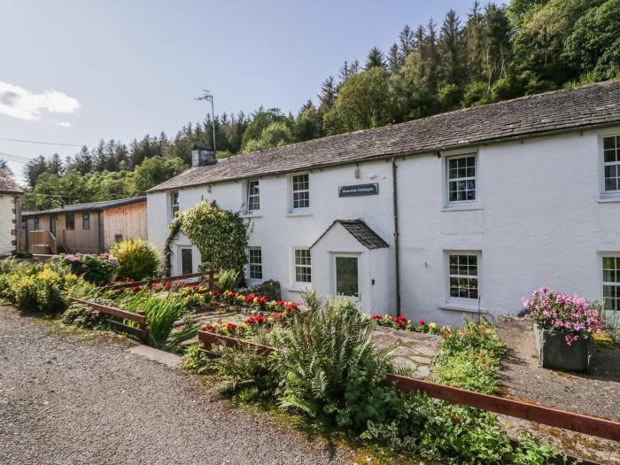 Riverside Cottage No 3 in Keswick, Cumbria. Off-road parking, in a National Park, pet-friendly, 3bed