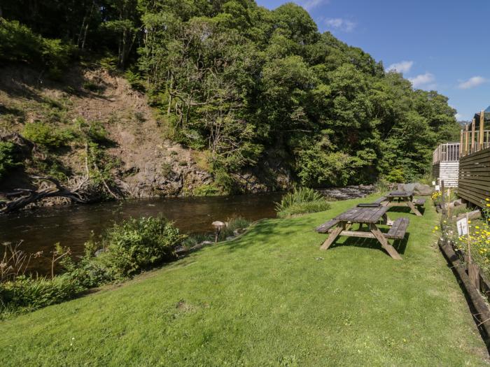 Riverside Cottage No 3 in Keswick, Cumbria. Off-road parking, in a National Park, pet-friendly, 3bed