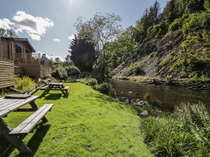 Riverside Cottage No 3 in Keswick, Cumbria. Off-road parking, in a National Park, pet-friendly, 3bed