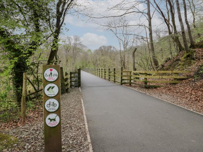 Riverside Cottage No 3 in Keswick, Cumbria. Off-road parking, in a National Park, pet-friendly, 3bed