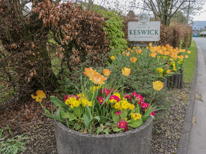 Riverside Cottage No 3 in Keswick, Cumbria. Off-road parking, in a National Park, pet-friendly, 3bed