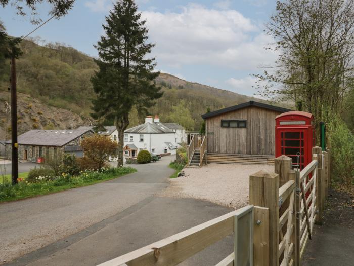 Riverside Cottage No 3 in Keswick, Cumbria. Off-road parking, in a National Park, pet-friendly, 3bed