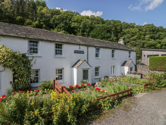 Riverside Cottage No 5 in Keswick, Cumbria. Off-road parking, in a National Park, pet-friendly, 2bed