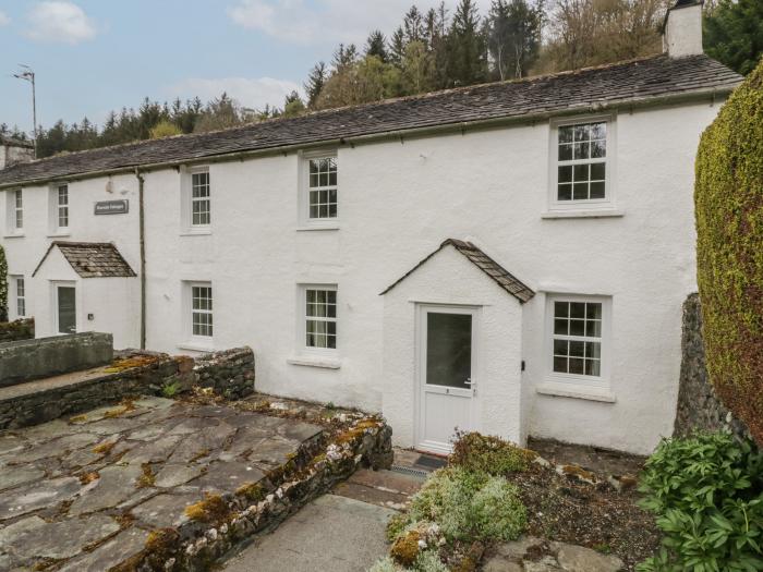 Riverside Cottage No 5 in Keswick, Cumbria. Off-road parking, in a National Park, pet-friendly, 2bed