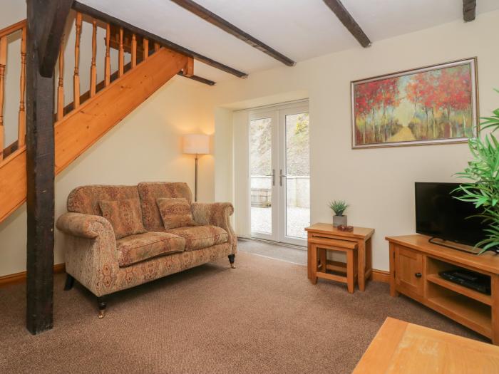 Riverside Cottage No 5 in Keswick, Cumbria. Off-road parking, in a National Park, pet-friendly, 2bed