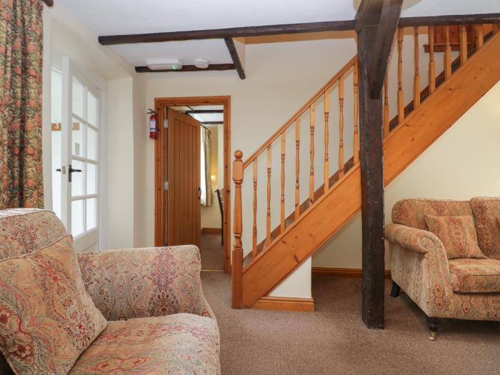 Riverside Cottage No 5 in Keswick, Cumbria. Off-road parking, in a National Park, pet-friendly, 2bed