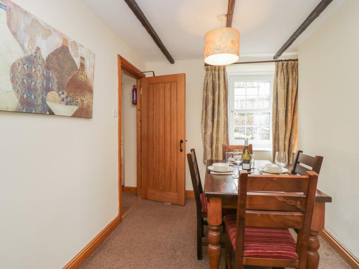 Riverside Cottage No 5 in Keswick, Cumbria. Off-road parking, in a National Park, pet-friendly, 2bed