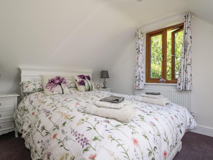 Foxes Earth, Nomansland, Wiltshire. In New Forest National Park. Two-bed holiday home. Pet-friendly.