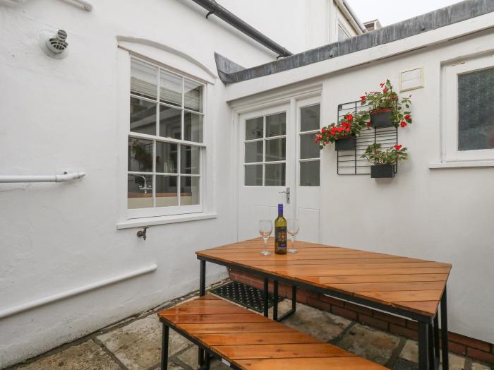 Oyster Cottage, Weymouth, Dorset. Jurassic coast. Close to a shop, a pub and a beach. TV. WiFi. DVD.