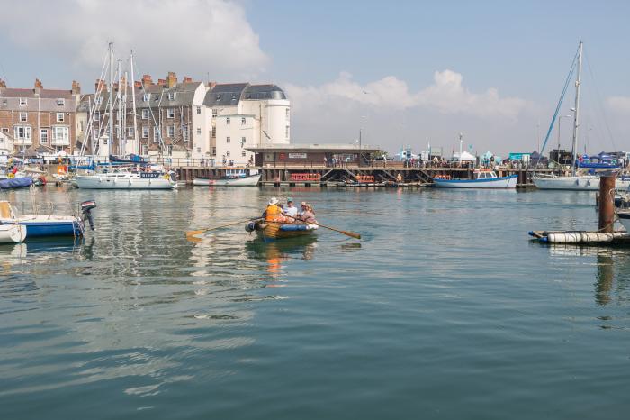 Oyster Cottage, Weymouth, Dorset. Jurassic coast. Close to a shop, a pub and a beach. TV. WiFi. DVD.