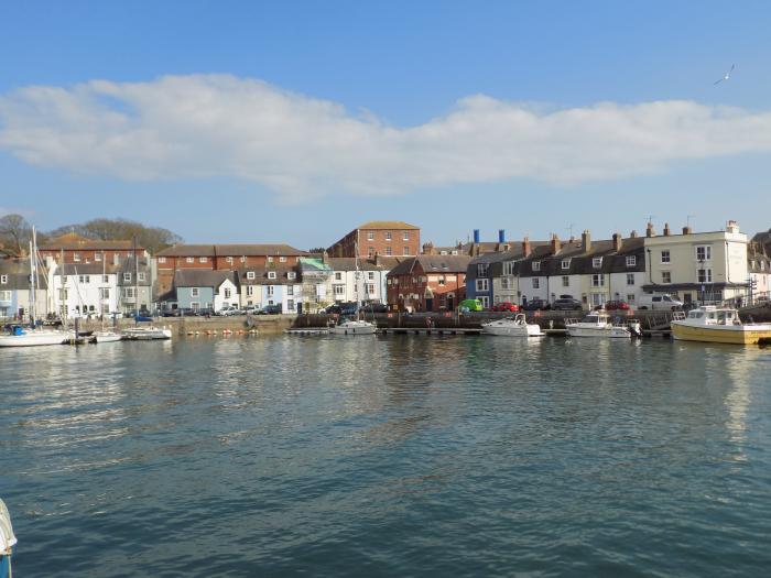 Oyster Cottage, Weymouth, Dorset. Jurassic coast. Close to a shop, a pub and a beach. TV. WiFi. DVD.