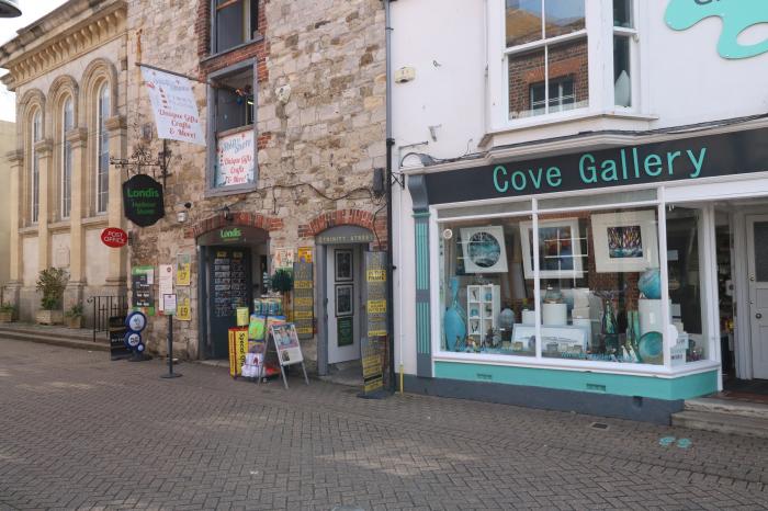 Oyster Cottage, Weymouth, Dorset. Jurassic coast. Close to a shop, a pub and a beach. TV. WiFi. DVD.