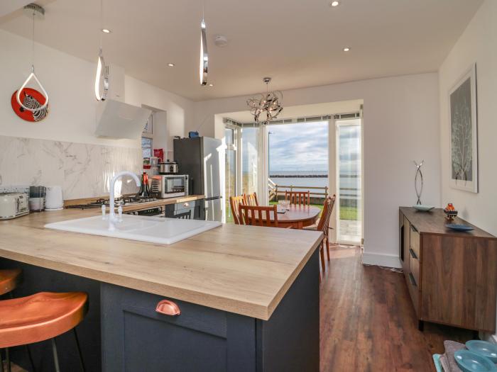 Fairwinds, Newbiggin-By-The-Sea, Northumberland. Close to amenities and a beach. Sea views. Gas fire