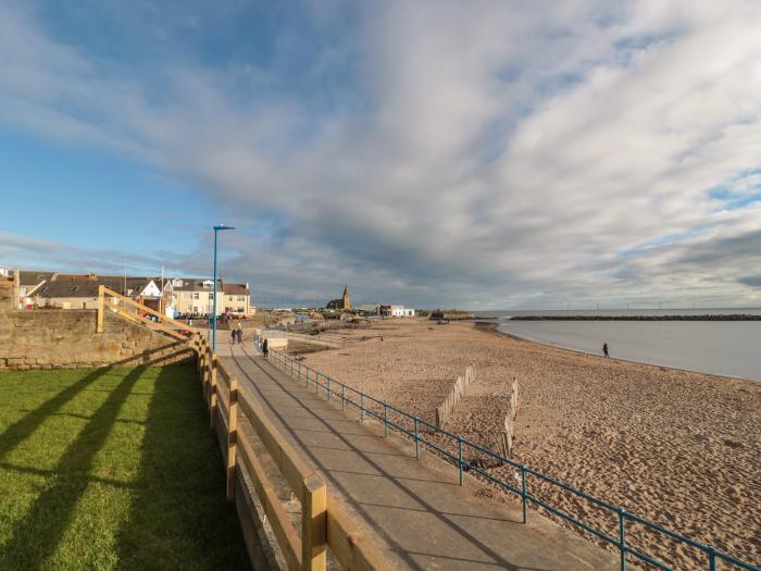 Fairwinds, Newbiggin-By-The-Sea, Northumberland. Close to amenities and a beach. Sea views. Gas fire