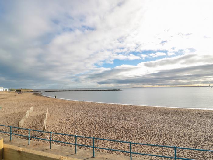 Fairwinds, Newbiggin-By-The-Sea, Northumberland. Close to amenities and a beach. Sea views. Gas fire