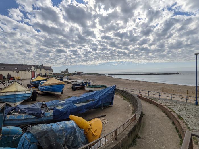 Fairwinds, Newbiggin-By-The-Sea, Northumberland. Close to amenities and a beach. Sea views. Gas fire