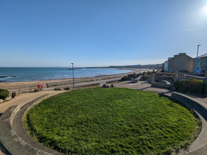 Fairwinds, Newbiggin-By-The-Sea, Northumberland. Close to amenities and a beach. Sea views. Gas fire