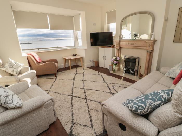 Fairwinds, Newbiggin-By-The-Sea, Northumberland. Close to amenities and a beach. Sea views. Gas fire