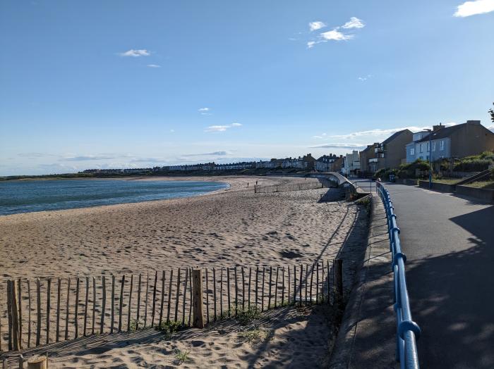 Fairwinds, Newbiggin-By-The-Sea, Northumberland. Close to amenities and a beach. Sea views. Gas fire