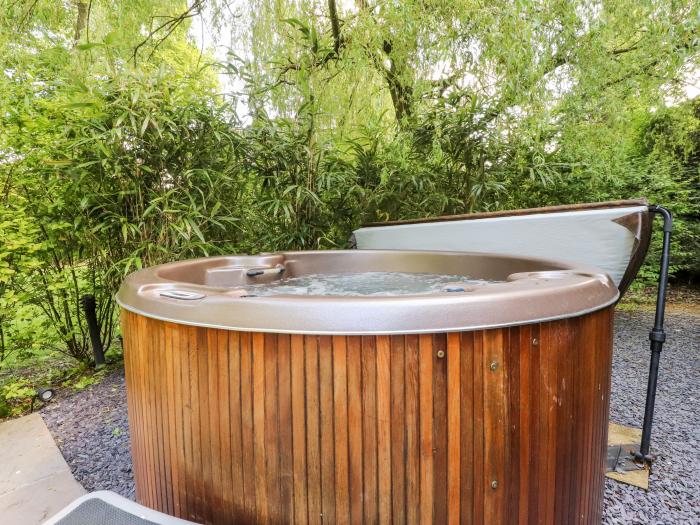 Pod, Forton near Garstang, Lancashire. Hot tub. Couples. Romantic. Private parking. Double bed. WiFi