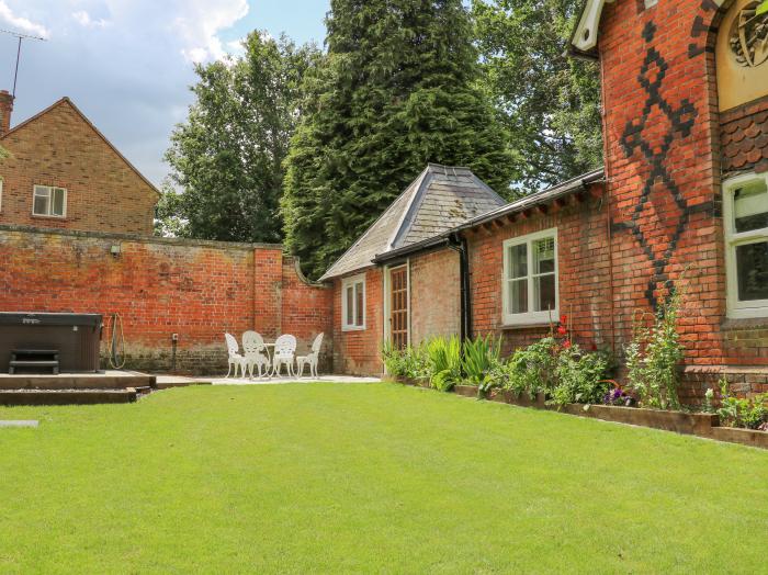 The Gardeners Cottage, Hook near Hartley Wintney, Hampshire. Hot tub. Smart TV. Off-road parking x 3