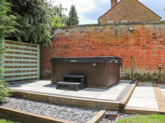 The Gardeners Cottage, Hook near Hartley Wintney, Hampshire. Hot tub. Smart TV. Off-road parking x 3