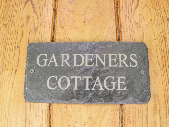 The Gardeners Cottage, Hook near Hartley Wintney, Hampshire. Hot tub. Smart TV. Off-road parking x 3