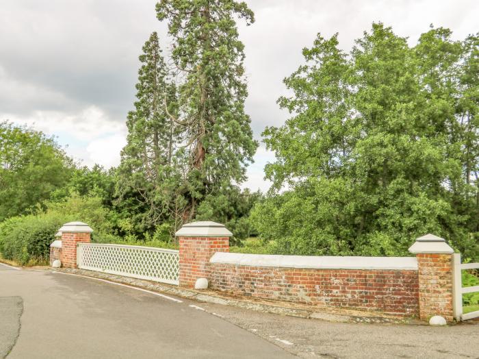 The Gardeners Cottage, Hook near Hartley Wintney, Hampshire. Hot tub. Smart TV. Off-road parking x 3