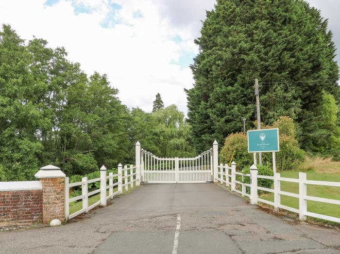 The Gardeners Cottage, Hook near Hartley Wintney, Hampshire. Hot tub. Smart TV. Off-road parking x 3