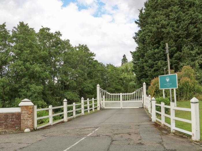 The Gardeners Cottage, Hook near Hartley Wintney, Hampshire. Hot tub. Smart TV. Off-road parking x 3