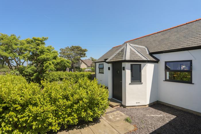 White Lodge Cottage, Niwbwrch (Newborough), Sir Ynys Mon. Dishwasher. Enclosed garden. TV. Parking.