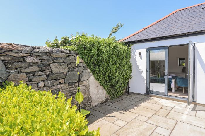 White Lodge Cottage, Niwbwrch (Newborough), Sir Ynys Mon. Dishwasher. Enclosed garden. TV. Parking.