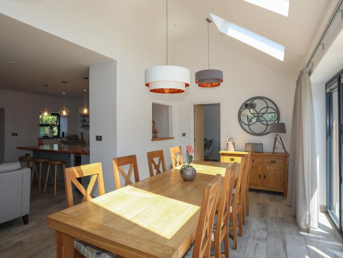 White Lodge Cottage, Niwbwrch (Newborough), Sir Ynys Mon. Dishwasher. Enclosed garden. TV. Parking.