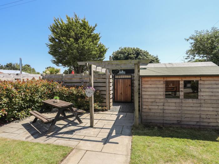 White Lodge Cottage, Niwbwrch (Newborough), Sir Ynys Mon. Dishwasher. Enclosed garden. TV. Parking.