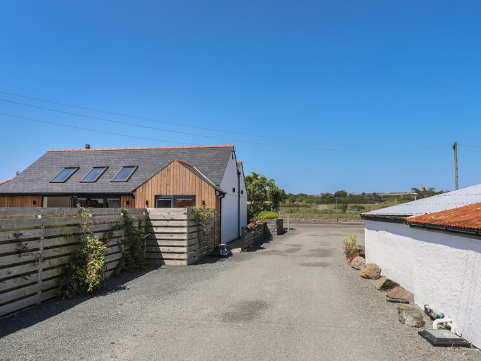 White Lodge Cottage, Niwbwrch (Newborough), Sir Ynys Mon. Dishwasher. Enclosed garden. TV. Parking.