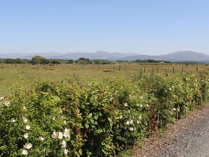 White Lodge Cottage, Niwbwrch (Newborough), Sir Ynys Mon. Dishwasher. Enclosed garden. TV. Parking.