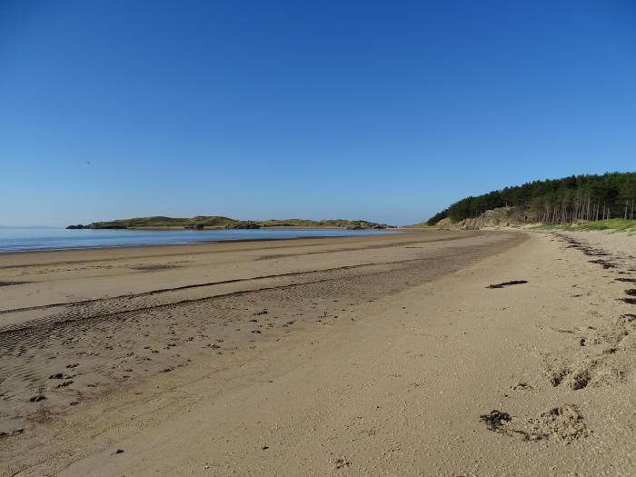 White Lodge Cottage, Niwbwrch (Newborough), Sir Ynys Mon. Dishwasher. Enclosed garden. TV. Parking.