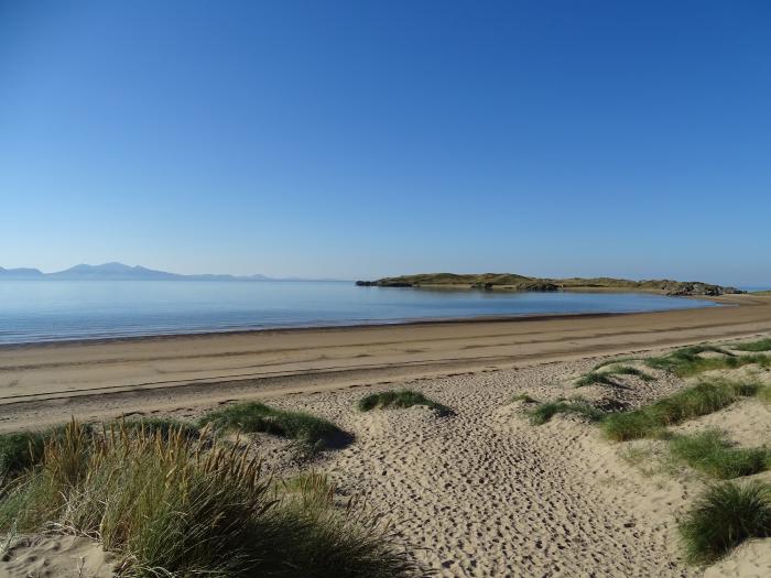 White Lodge Cottage, Niwbwrch (Newborough), Sir Ynys Mon. Dishwasher. Enclosed garden. TV. Parking.