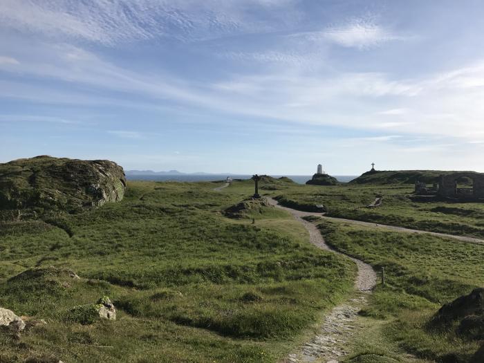 White Lodge Cottage, Niwbwrch (Newborough), Sir Ynys Mon. Dishwasher. Enclosed garden. TV. Parking.