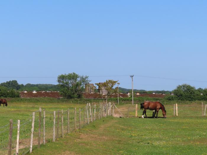 White Lodge Cottage, Niwbwrch (Newborough), Sir Ynys Mon. Dishwasher. Enclosed garden. TV. Parking.