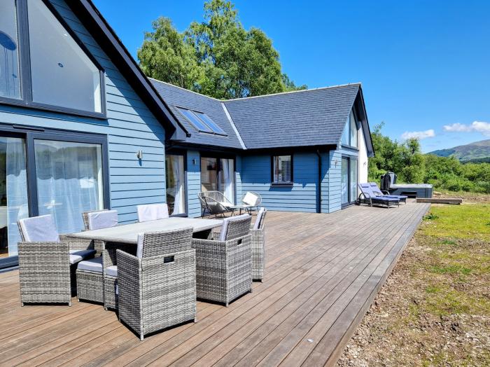 Tigh Moy, is near Fort William, Highlands. Single-storey, four-bedroom home with hot tub. Families.