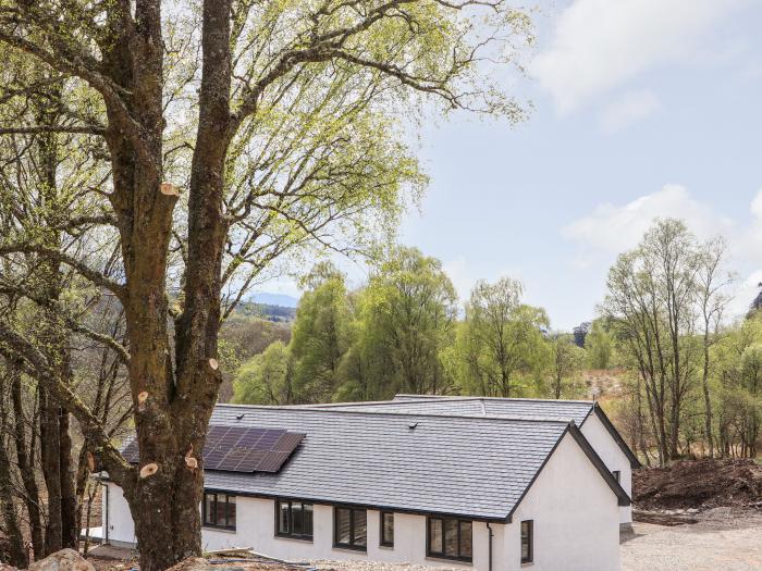 Tigh Moy, is near Fort William, Highlands. Single-storey, four-bedroom home with hot tub. Families.