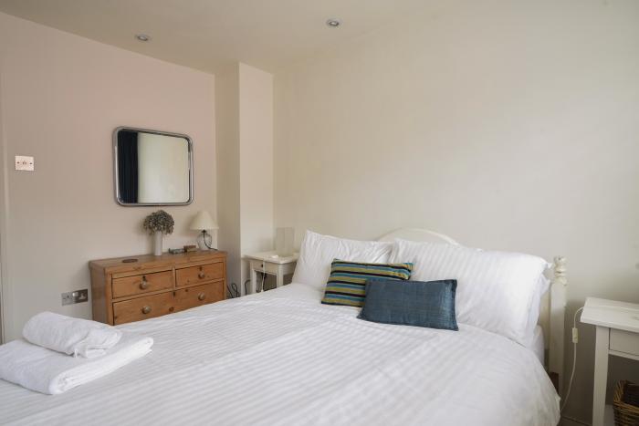 Whiteleaf Cottage, is in Lyme Regis, Dorset. Pet-friendly. Close to a beach. Near an AONB. Open-plan