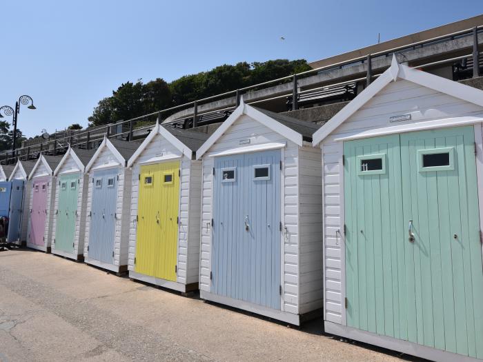 Whiteleaf Cottage, is in Lyme Regis, Dorset. Pet-friendly. Close to a beach. Near an AONB. Open-plan