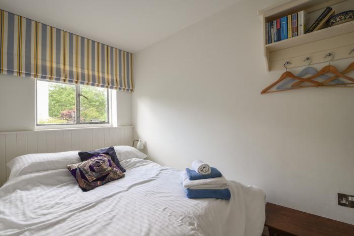 Whiteleaf Cottage, is in Lyme Regis, Dorset. Pet-friendly. Close to a beach. Near an AONB. Open-plan