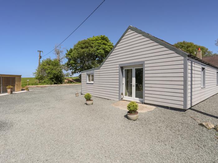 Keepers Lodge, Nefyn in Gwynedd, near an AONB, off-road parking, indoor heated swimming pool, large