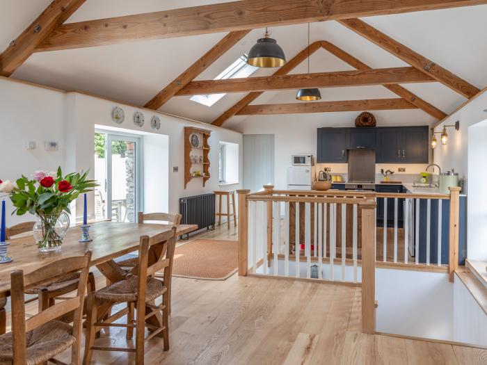 Swallows Barn, Dartmouth, Devon. Smart TV. Near a National Park. Off-road parking. Pet-free. Garden.