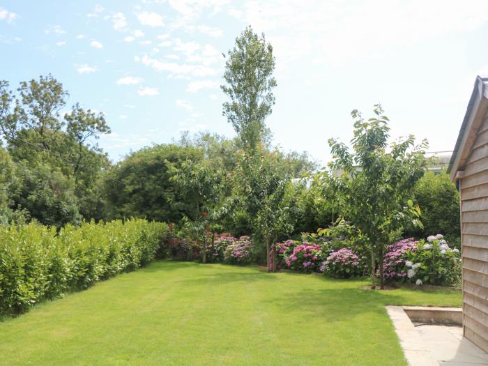 Swallows Barn, Dartmouth, Devon. Smart TV. Near a National Park. Off-road parking. Pet-free. Garden.